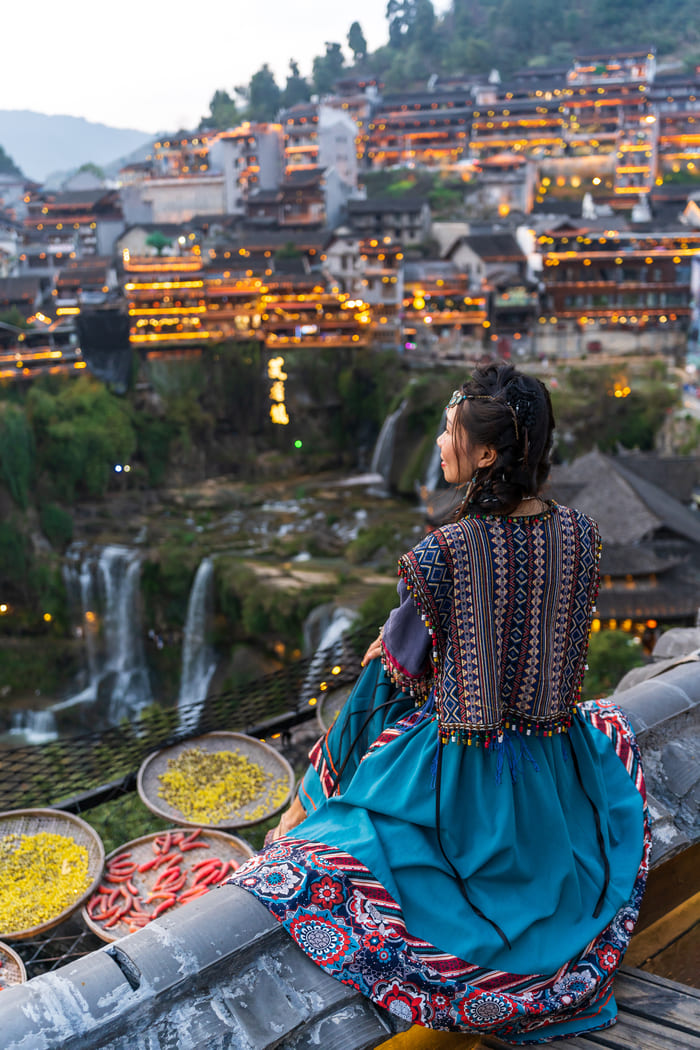 Joven disfrutando la vista en Lijiang, China